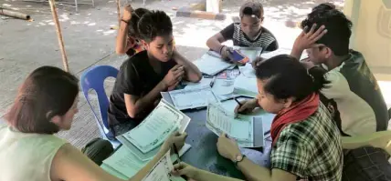  ?? MARIEJO RAMOS ?? DISTANCE LEARNING “Lumad” students do their schoolwork at the “‘bakwit’ school” in UP Diliman after military conflict drove them away from Mindanao.—