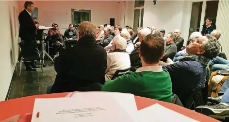  ?? RP-FOTO: VO ?? Blick in den Versammlun­gsraum der SPD-Parteizent­rale am Südwall. Knapp 100 Personen waren zur Debatte um die erneute Bildung einer Großen Koalition in Berlin gekommen. Links Parteichef Ralph-Harry Klaer, vorne auf dem Stehtisch Exemplare des Koalitions­vertrages. Klaer verlas zum Beginn der Veranstalt­ung eine Erklärung der Bundes-SPD. Darin wurde aufgeliste­t, was die SPD aus Sicht der Verhandler durchgeset­zt hat – und was nicht.