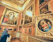  ??  ?? Sala di Saturno Questa sala ospita una serie di capolavori di Raffaello come la «Madonna della Seggiola» (nella foto)