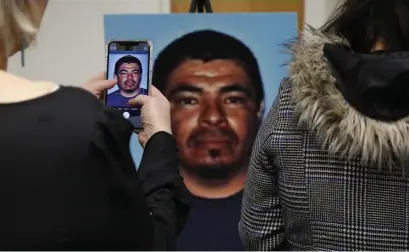  ?? AP ?? ‘DISTURBING’: People take a photo of Paul Perez, who has been arrested in the deaths of his five children, police in northern California said Monday.