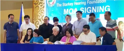  ?? Jun Jaso/Pampanga PIO ?? AGREEMENT. Governor Lilia ‘Nanay’Pineda and SHF Founder William Austin sign the memorandum of agreement for the operation of the Pampanga Ear and Hearing Health Center Program at Royce Hotel and Casino.—