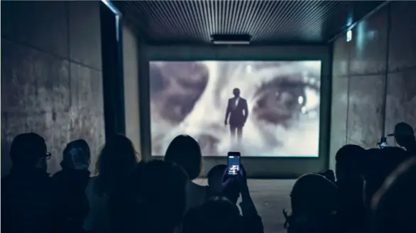  ??  ?? 占士邦博物馆的其中一­个展厅，播放007系列电影，为到访者营造有如置身­影片的气氛。