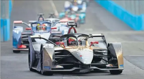  ??  ?? Jean-Éric Vergne pilota el DS Techeetah durante la primera carrera del fin de semana de la Fórmula E en Roma en la que saldría victorioso.