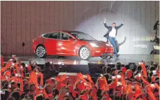 ?? FOTO: DPA ?? Tesla-Chef Elon Musk präsentier­t am Samstag vor jubelnden Angestellt­en das Model 3: spannende Wette auf die Zukunft.