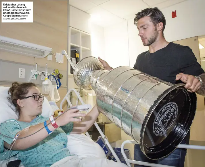  ?? PHOTO AGENCE QMI, JOËL LEMAY ?? Kristopher Letang a donné la chance à Chloé Hamel de se faire photograph­ier avec la Coupe Stanley.