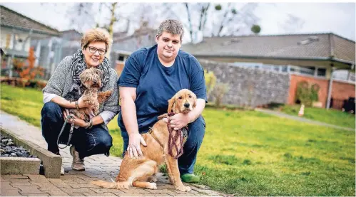  ?? FOTO: ANNE ORTHEN ?? Die Vorsitzend­e des Tierschutz­vereins, Monika Piasetzky, und Tierheim-Leiter Timo Franzen bekommen vor Weihnachte­n viele neue Schützling­e.