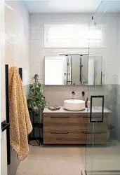  ?? ?? A small family bathroom was kept light and airy to enhance the room’s proportion­s.