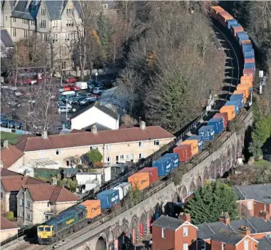  ?? GLEN BATTEN. ?? Freightlin­er 66592 Johnson StevensAge­ncies passes Bath on November 28, with the 0545 London Gateway-Bristol intermodal. The rail freight industry has hit back at Lord Adonis over tweets he sent suggesting that late-running freight trains caused delays,...