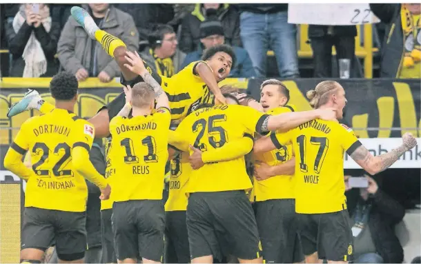  ?? FOTO: BERND THISSEN/DPA ?? Ausgelasse­ne Stimmung beim BVB: Vor allem der Sieg am Wochenende gegen Freiburg sorgte für großen Jubel bei Spielern und Fans.