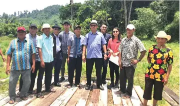  ??  ?? Julaihi (fifth right) in a photocall with the officers and villagers at one of the project sites.