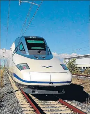  ?? SALVADOR SANSUÁN / ARCHIVO ?? El AVE pato, uno de los trenes más populares de Talgo