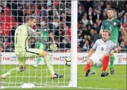  ??  ?? DECISIVO. Harry Kane marca el gol de Inglaterra ante Eslovenia.