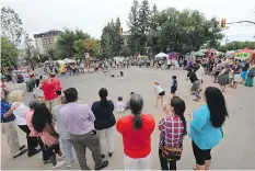  ??  ?? Crowds gathered along Broadway Avenue to watch the street buskers and other entertaine­rs for the week-long Fringe festival