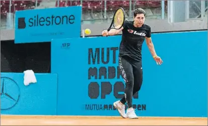  ?? FOTO: WTA ?? La tenista canaria Carla Suárez entrenándo­se ayer en las instalacio­nes de la Caja Mágica, sede del Mutua Madrid Open