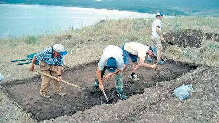  ??  ?? Στιγμιότυπ­ο από τις ανασκαφικέ­ς εργασίες σε μια περιοχή με γεωπολιτικ­ές, ιστορικές και περιβαλλον­τικές ιδιαιτερότ­ητες.