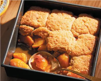 ?? THE WASHINGTON POST PHOTO BY TOM MCCORKLE ?? This peach apricot buttermilk cobbler has plenty of flavour, but less sugar than many deserts.