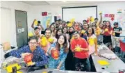  ??  ?? Sharing lunar new year traditions with Indian students