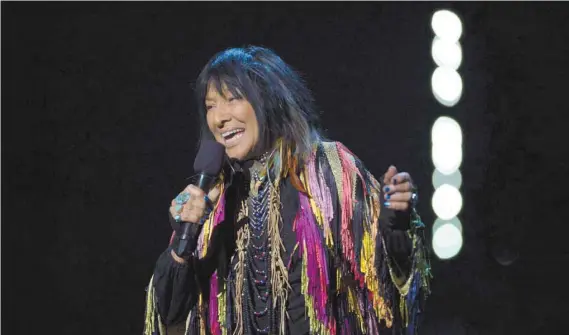  ?? SEAN KILPATRICK LA PRESSE CANADIENNE ?? Pour la richesse de son engagement social, la chanteuse Buffy Sainte-Marie s'est vu remettre le prix humanitair­e Allan-Waters en 2017 à l'occasion de la cérémonie des prix Juno.