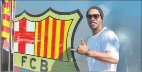  ?? FOTO: PEP MORATA ?? Ronaldinho El brasileño firma hoy el acuerdo para volver al Barça