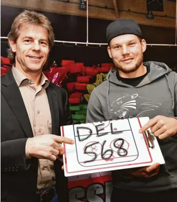  ?? Foto: Siegfried Kerpf ?? Heute holt Verteidige­r Steffen Tölzer (rechts) seinen ehemaligen Mitspieler und Teammanage­r Duanne Moeser ein. Der Deutsch Kanadier bestritt 568 DEL Partien für Augsburg. Tölzer steht bei 567 DEL Einsätzen.