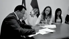  ??  ?? ACUERDO. Ayer se realizó la firma de convenio para la aplicación del HUB.