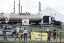  ??  ?? A handful of protesters stood outside the Kinder Morgan Edmonton Terminal during the prime minister’s visit to the site on Tuesday.