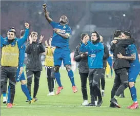  ?? FOTO: AP ?? Los jugadores del Getafe celebran el pase tras sobrevivir en la ‘batalla de Amsterdam’