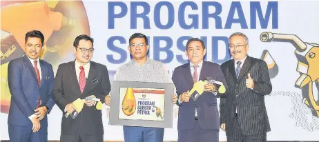  ?? — Bernama photo ?? Saifuddin (centre) and Chong (second le ) in a photo-call during a special press conference on the petrol subsidy, held at the KPDNHEP multi-purpose hall in Putrajaya. At second right is the Domestic Trade and Consumer Affairs Ministry secretary-general Datuk Muez Abd Aziz.