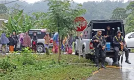  ?? (AFP) ?? Residents gather after three loggers were mistakenly shot dead by soldiers in Narathiwat on December 17