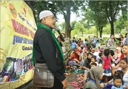  ?? GALIH ADI PRAETYO/JAWA POS ?? BERI NASIHAT: Ustad Hisyam menyampaik­an ceramah di Makam Putat Gede sebelum warga mendapatka­n makan gratis.