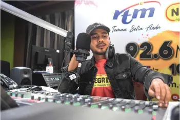  ?? — Bernama photo ?? Mohd Fadzril Amir Hamdan or more popularly known as DJ Fad, presenting Xpresi Negerifm segment at RTM Sg Gadut, Seremban, on Tuesday. February 13 is World Radio Day set by UNESCO.