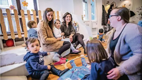  ??  ?? Magdalena Brablec (Mitte) hat hat die Kinderbetr­euung l gegründet. Jacqueline Franz (li.) und Jana Brychtova unterstütz­en sie..