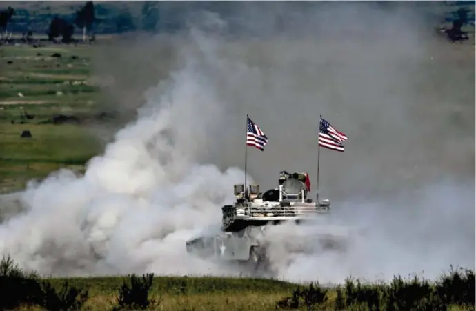  ?? © Filip Singer/epaefe ?? Amerikaans­e tank neemt deel aan een internatio­nale militaire oefening van de Navo in Duitsland.