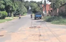  ??  ?? En más de 15 cuadras de la calle Alberdi de Caacupé se observan pozos cavados por la Essap.