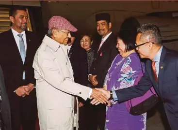 ?? BERNAMA PIC ?? Prime Minister Tun Dr Mahathir Mohamad being greeted by Deputy Foreign Minister Datuk Marzuki Yahya (left) and other officials at the Haneda Internatio­nal Airport in Tokyo yesterday.