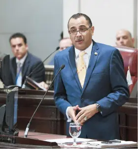  ??  ?? El senador penepé Abel Nazario expresó su indignació­n con las enmiendas, pero dijo que les votó a favor por “disciplina de partido”.