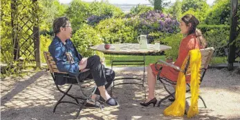  ?? FOTO: NFP ?? Zwiegesprä­ch auf der Terrasse: In dieser statischen Szenerie mit einer Frau (Sophie Semin) und einem Mann (Reda Kateb) bleibt Wim Wenders Adaption des Handke-Textes verhaftet.