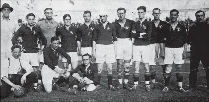  ??  ?? SELECCIÓN QUE GANÓ LA PLATA DE FÚTBOL EN AMBERES. Desde la izquierda: Belauste (de paisano y con sombrero), Acedo, Zamora, Artola, Patricio, Pichichi, Arrate, Eguiazábal, Vázquez, Sancho y Paco Bru (preparador). Sentados: Lemel (cuidador), Vallana y...