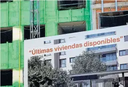  ?? RODRIGO JIMÉNEZ/EFE ?? Carteles de venta de viviendas en un barrio de Madrid.