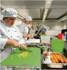  ?? ?? Unterricht in der Großküche: Pia Hartmann (links) und Franziska Steinhause­r schneiden Gemüse.