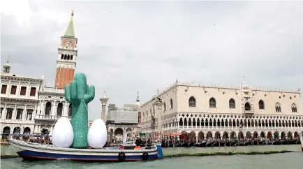  ??  ?? passato & futuro
| Il cactus gigante di Gufram progettato da Cattelan e Ferrari per la scorsa Biennale di Venezia