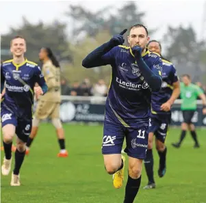  ?? | PHOTO : PHILIPPE JOSSELIN ?? Anthony Vermet a inscrit un doublé, hier, contre Saint-Malo.