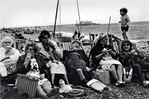  ?? Alle foto: TONY RAY-JONES, SSPL/GETTY IMAGES ?? En gruppe eldre mennesker slapper av i fluktstole­r på stranden Brighton Beach i West Sussex i 1966.