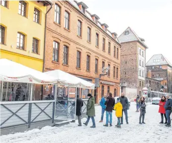  ?? FOTO: TYTUS ZMIJEWSKI/PAP/DPA ?? Geöffnet trotz Lockdown: Auch wenn die Gesundheit­sämter und die Polizei in Polen ihre Kontrollen in den Kneipen und Restaurant­s verschärft haben, scheint das vielen Menschen nicht so richtig Angst zu machen – wie hier im „Smaki Indii Restaurant Cafe & Bar“in Torun.