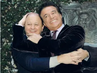  ??  ?? Risate Massimo Boldi (72 anni) assieme a Christian De Sica (67). Furono Carlo ed Enrico Vanzina a inventare il duo comico. Accadde con «Yuppies» nel 1986, videro in loro la coppia improbabil­e del romano e del milanese