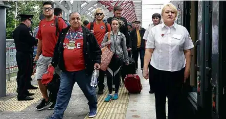  ?? Mikhail Shapaev/Erop Aneeb ?? Torcedores do Chile desembarca­m em estação de trem para partida da Copa das Confederaç­ões, em junho deste ano