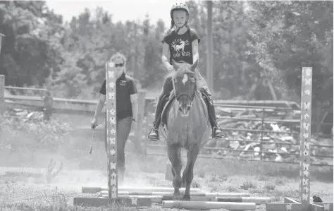  ?? [ALI WILSON / THE OBSERVER] ?? Pony clubbers from the Western Ontario Region participat­ed in twice daily lessons during their weeklong camp this week in Linwood.