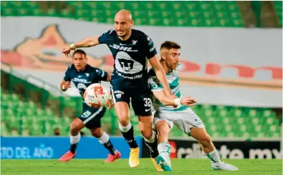  ??  ?? OFENSIVO. Carlos González prepara una jugada al ataque durante la visita de Pumas a Santos.