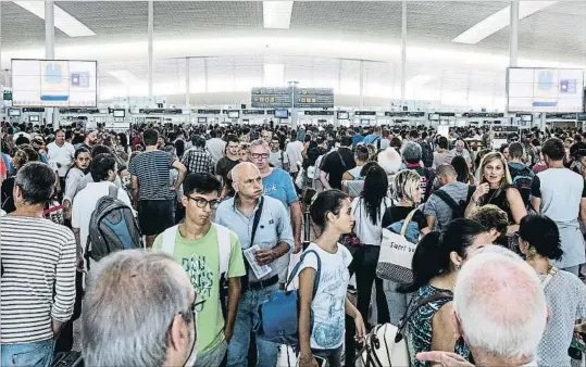  ?? CÉSAR RANGEL ?? Tornen les cues. Els usuaris de l’aeroport de Barcelona van patir ahir llargues esperes, que s’han convertit en habituals des de fa un parell de mesos. La situació podria empitjorar aquest cap de setmana a causa de la vaga als filtres de seguretat