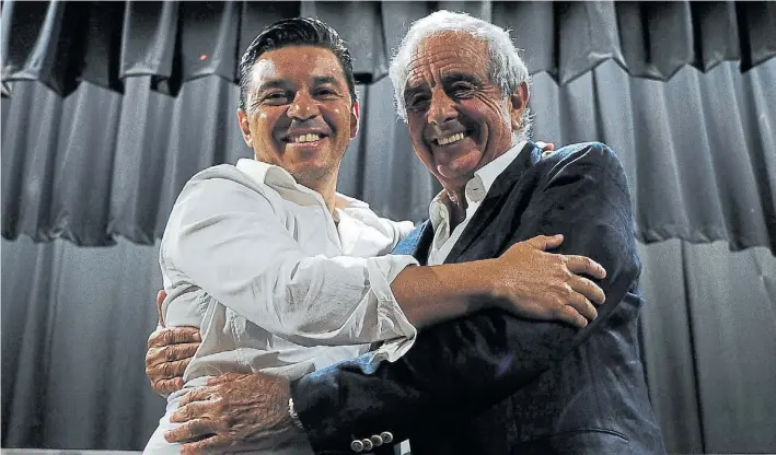  ?? GERMÁN GARCÍA ADRASTI ?? Sociedad. El presidente D’Onofrio abraza al entrenador que eligió en 2014 para suceder a Ramón Díaz y con el cual espera concluir su segundo mandato.